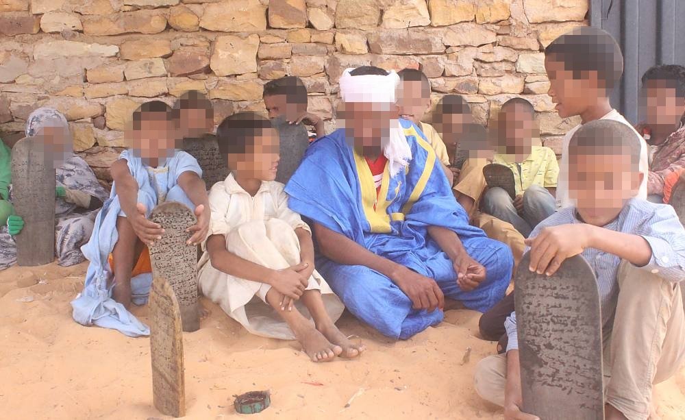enfants recitants le coran dans une école coranique en Mauritanie